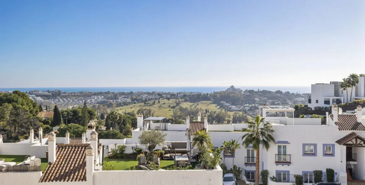 Sale of penthouse duplex in El Paraiso 44