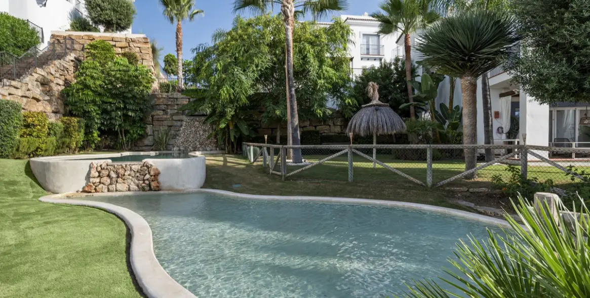 Sale of penthouse duplex in El Paraiso 56