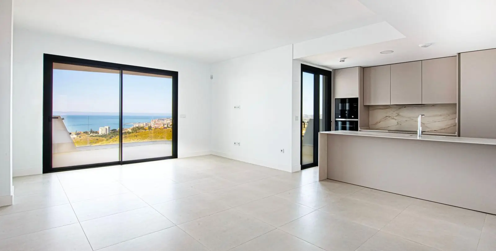 Sale of middle floor apartment in Fuengirola 2