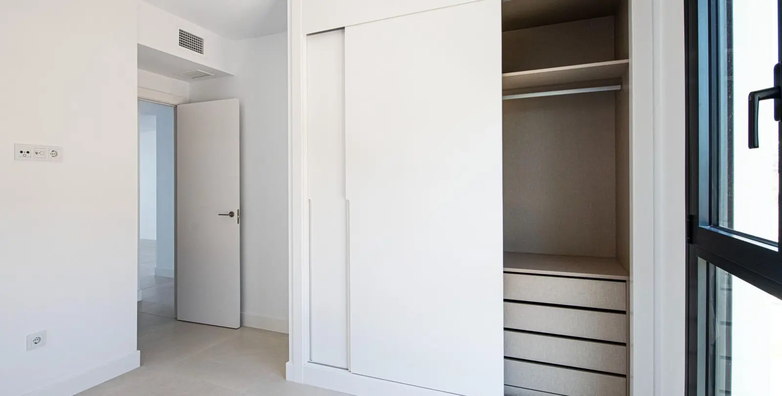 Sale of middle floor apartment in Fuengirola 12