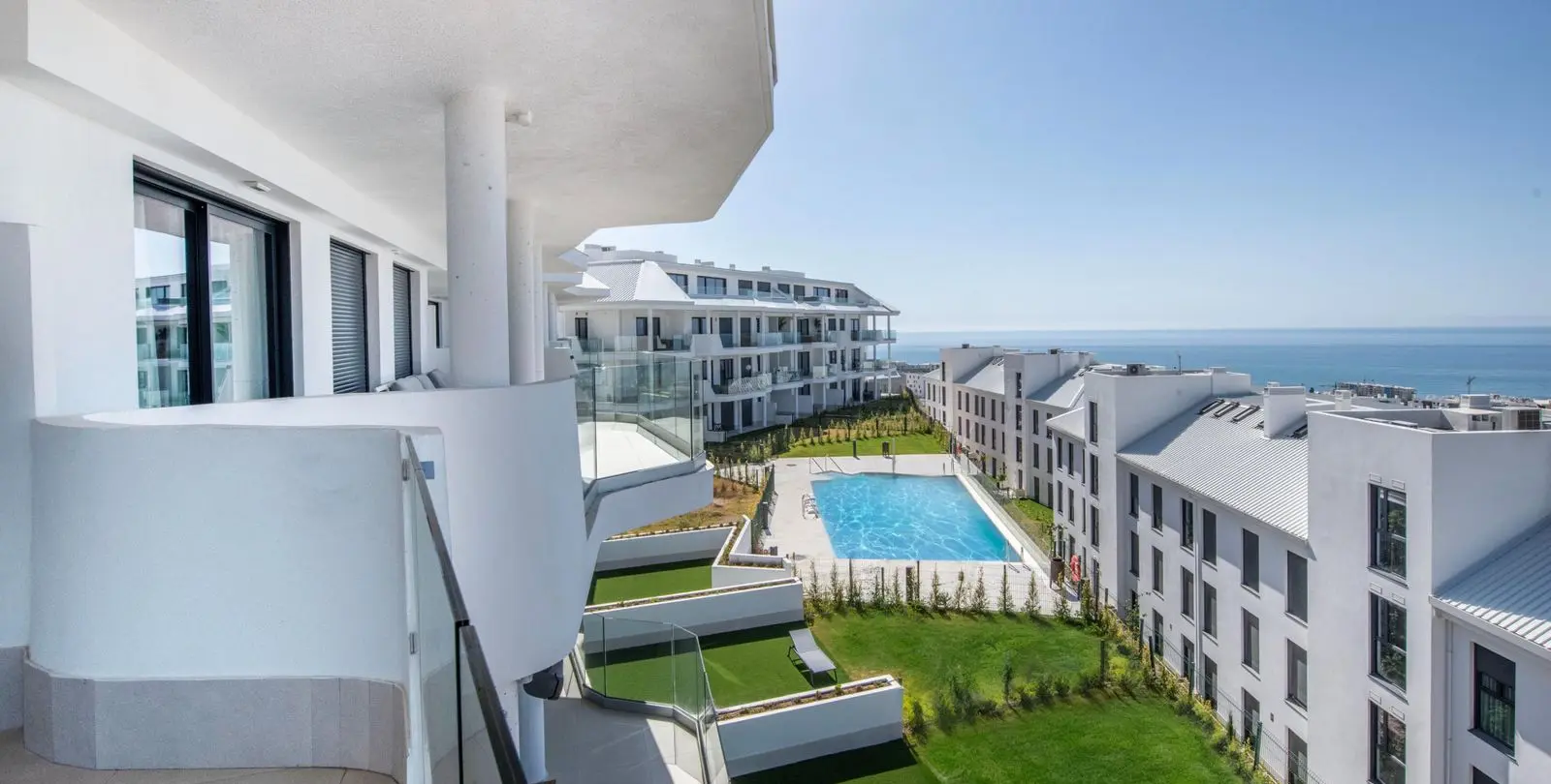 Sale of middle floor apartment in Fuengirola 25