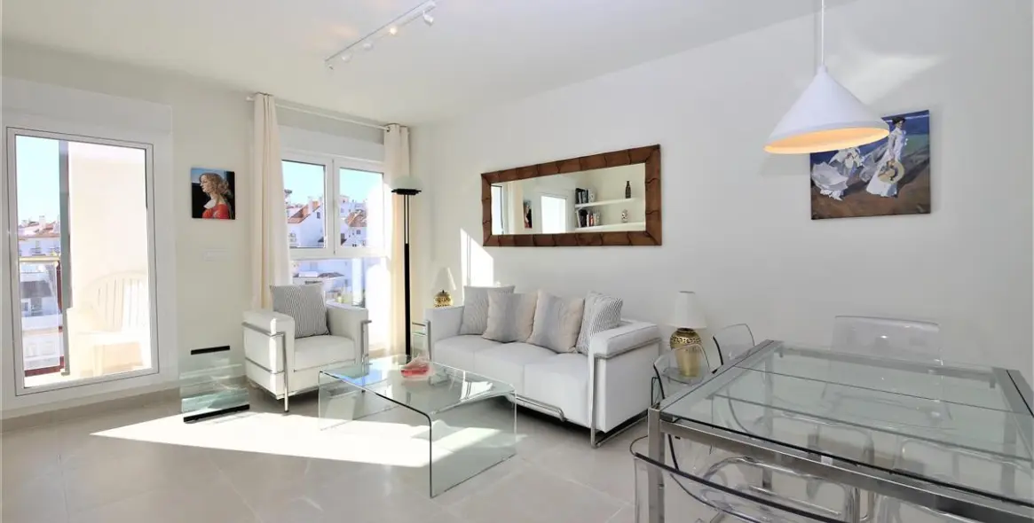 Short-term rent of middle floor apartment in Estepona 2