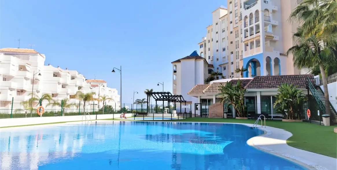 Short-term rent of middle floor apartment in Estepona 4