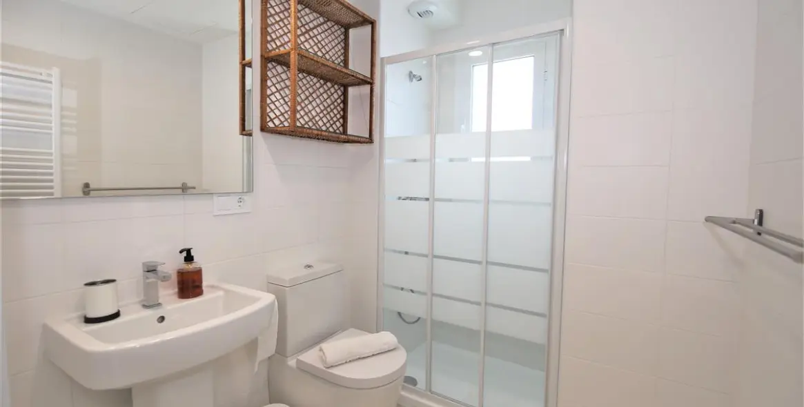 Short-term rent of middle floor apartment in Estepona 12