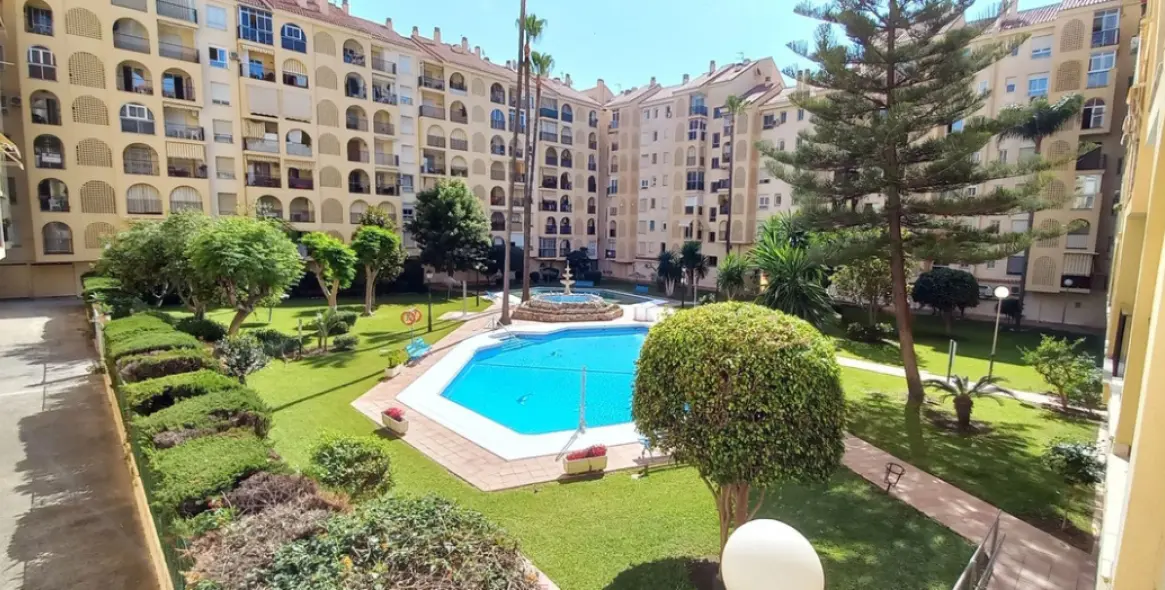 Sale of middle floor apartment in Fuengirola 1