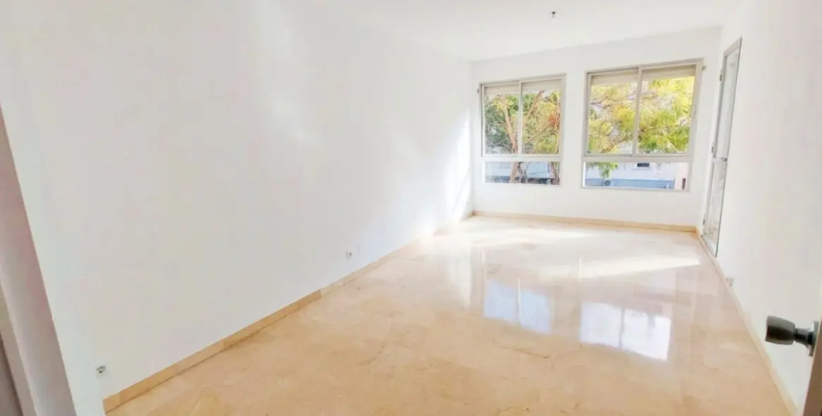 Sale of middle floor apartment in Fuengirola 2