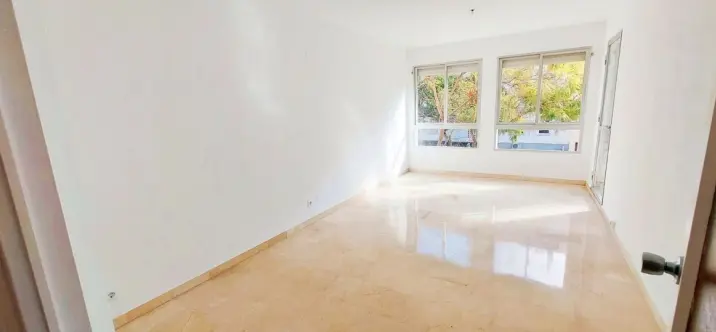 Sale of middle floor apartment in Fuengirola 1