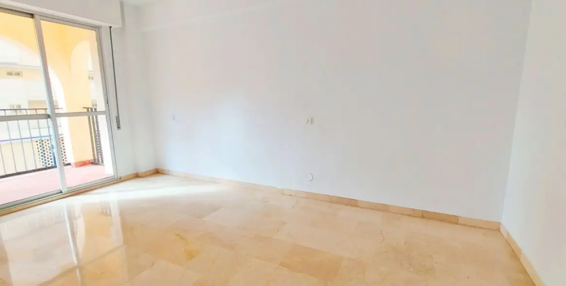 Sale of middle floor apartment in Fuengirola 10