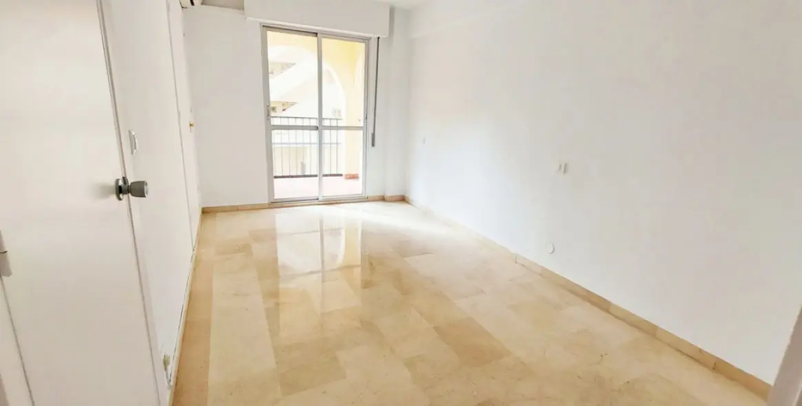 Sale of middle floor apartment in Fuengirola 11