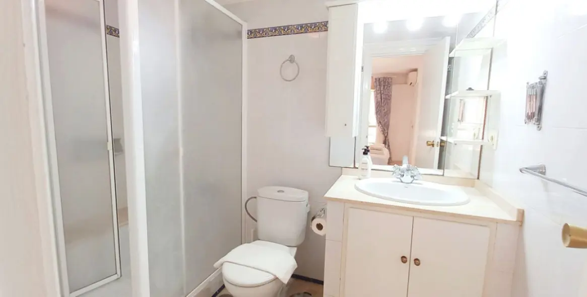 Sale of middle floor apartment in Fuengirola 14