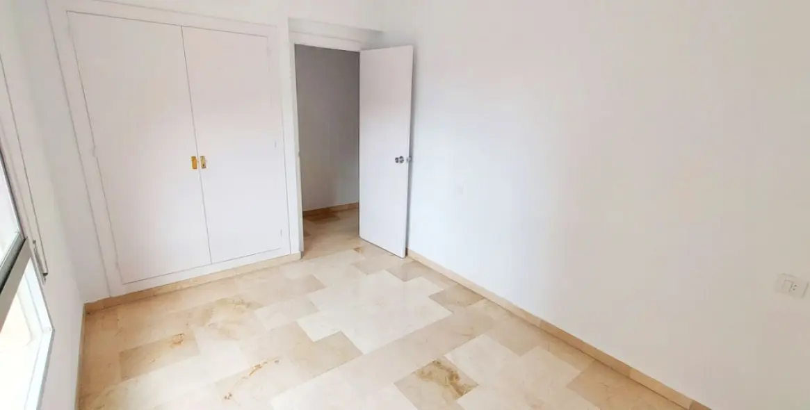 Sale of middle floor apartment in Fuengirola 19