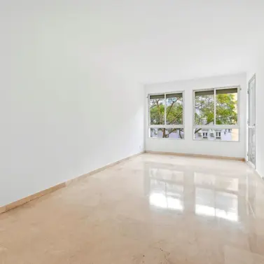 Sale of middle floor apartment in Fuengirola