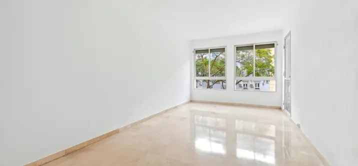 Sale of middle floor apartment in Fuengirola 1