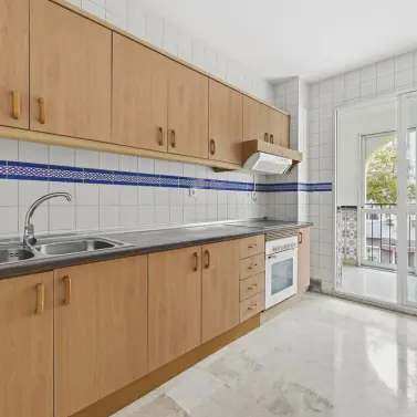 Sale of middle floor apartment in Fuengirola