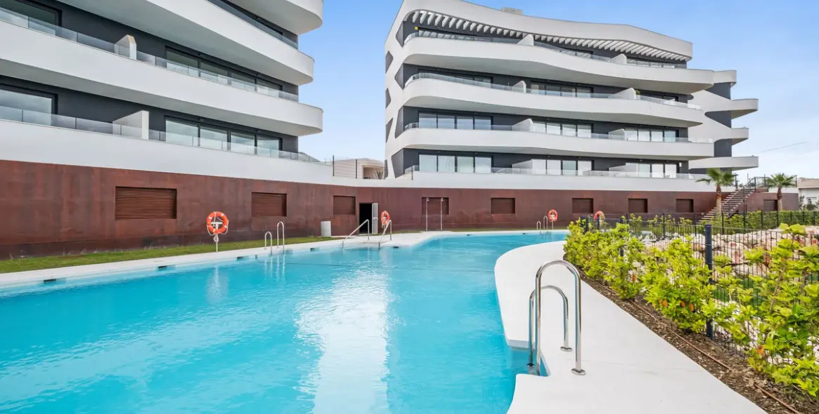 Sale of middle floor apartment in Fuengirola 1