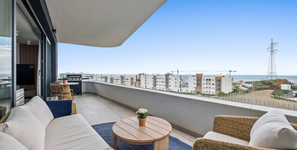 Sale of middle floor apartment in Fuengirola 2