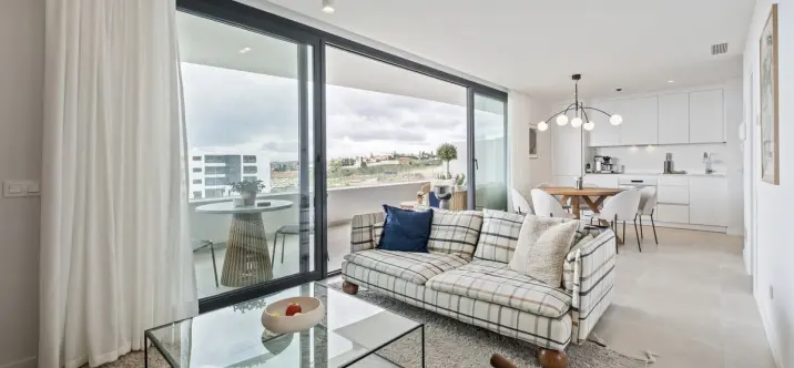 Sale of middle floor apartment in Fuengirola 2