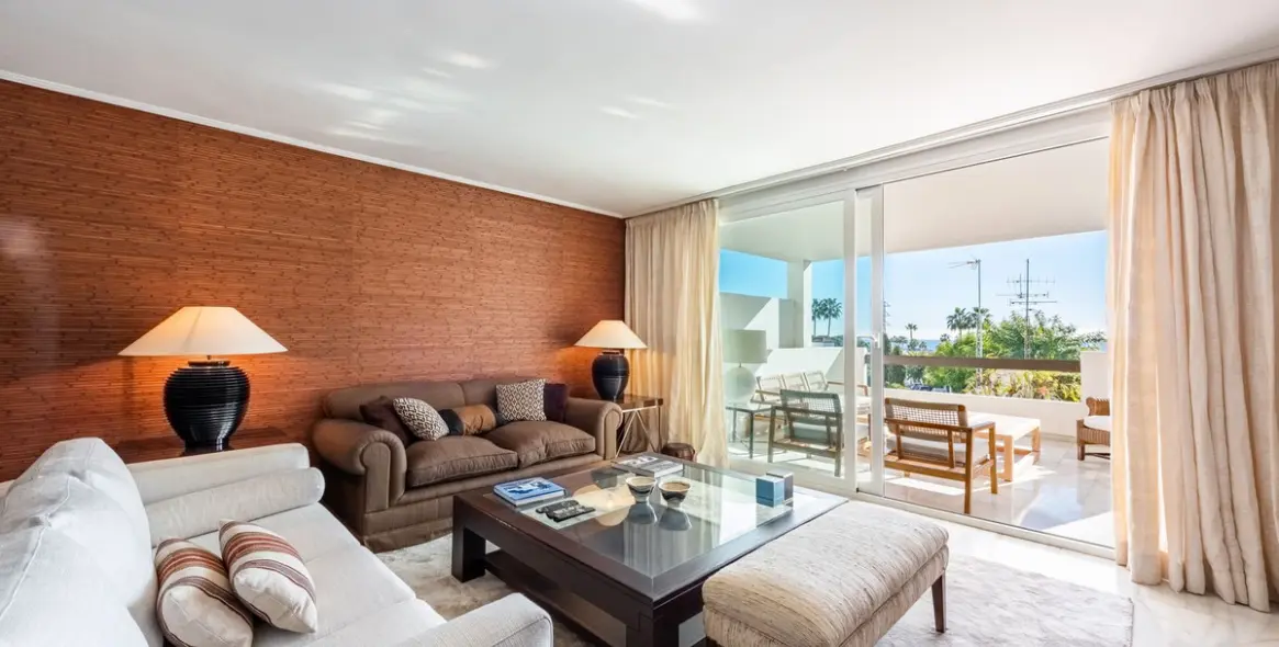 Продажа апартаментов на среднем этаже в Bel Air 1