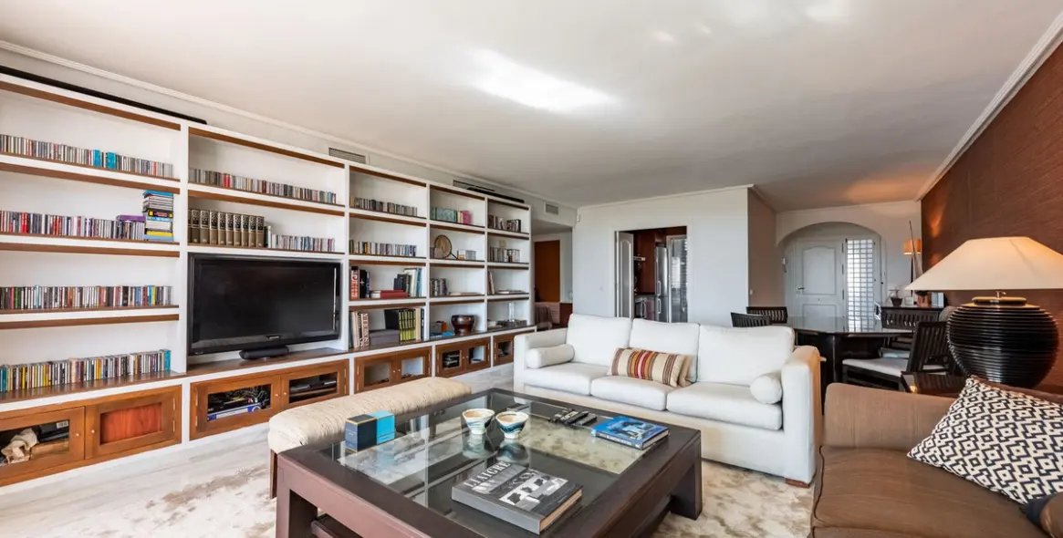 Продажа апартаментов на среднем этаже в Bel Air 3