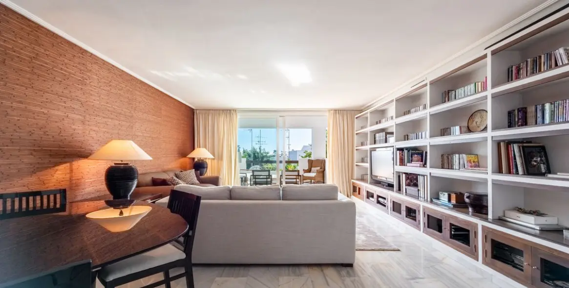 Продажа апартаментов на среднем этаже в Bel Air 4