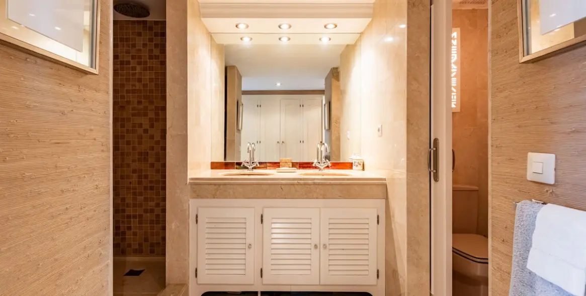 Продажа апартаментов на среднем этаже в Bel Air 9