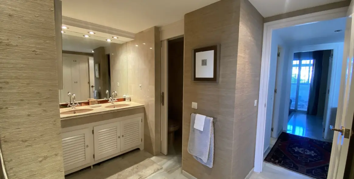 Продажа апартаментов на среднем этаже в Bel Air 10