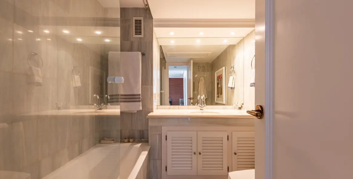 Продажа апартаментов на среднем этаже в Bel Air 13