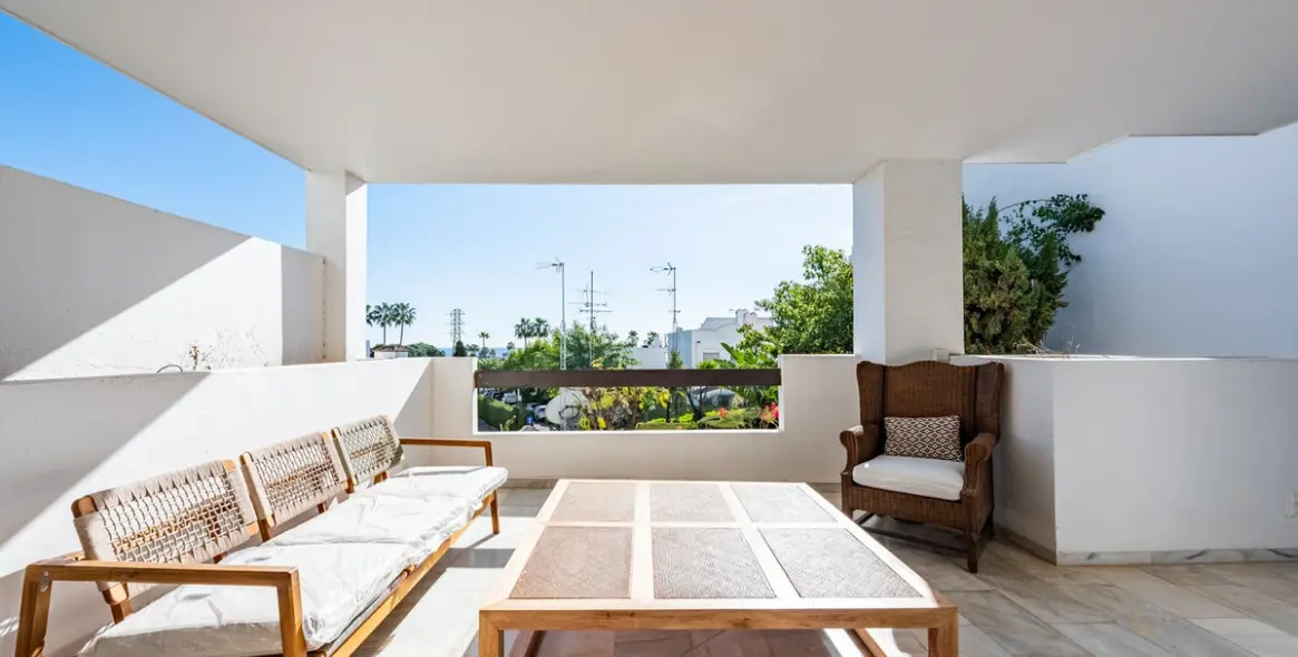 Продажа апартаментов на среднем этаже в Bel Air 14