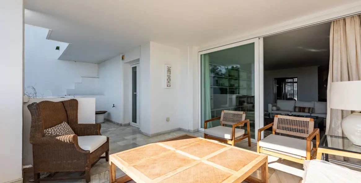 Продажа апартаментов на среднем этаже в Bel Air 15