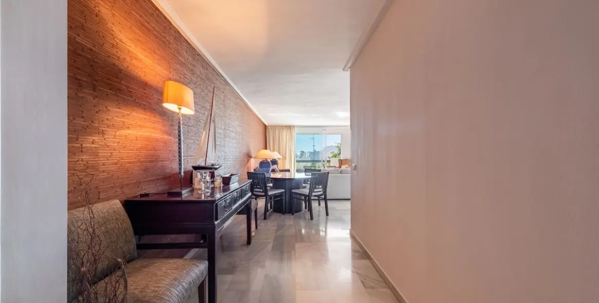 Продажа апартаментов на среднем этаже в Bel Air 16