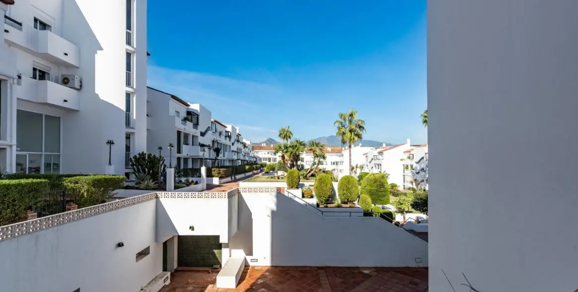 Продажа апартаментов на среднем этаже в Bel Air 18