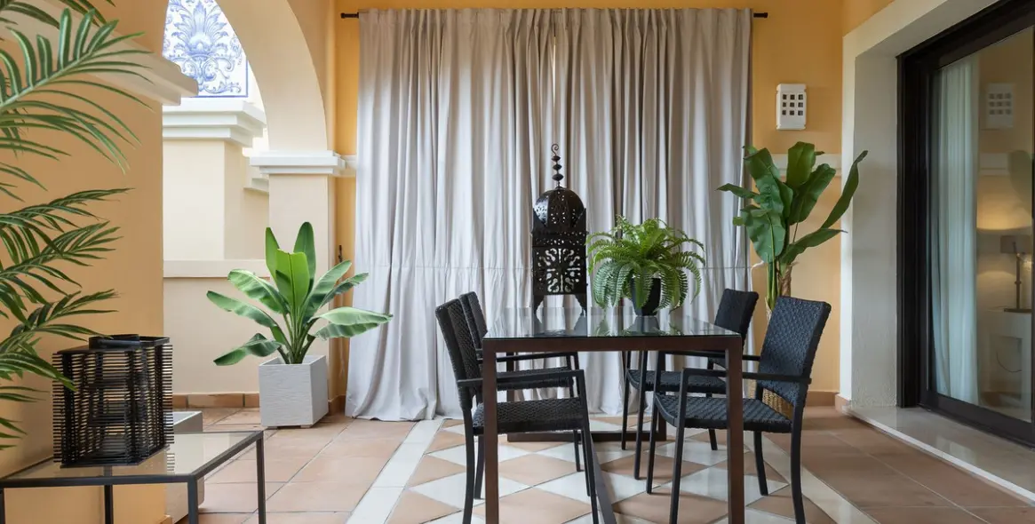 Sale of ground floor apartment in Benahavís 36