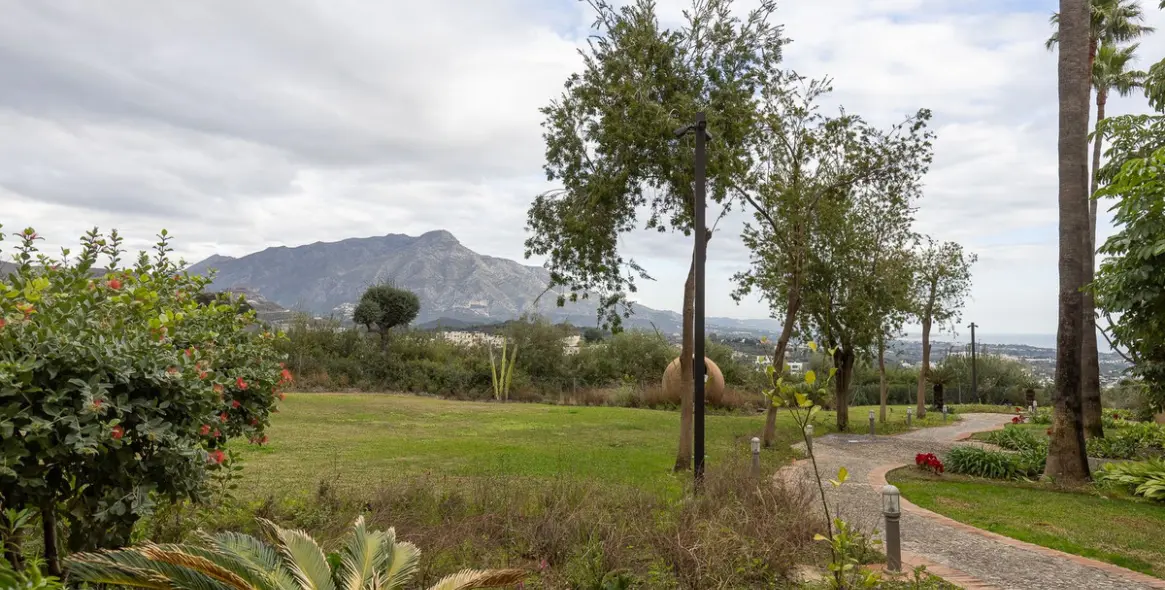 Sale of ground floor apartment in Benahavís 42