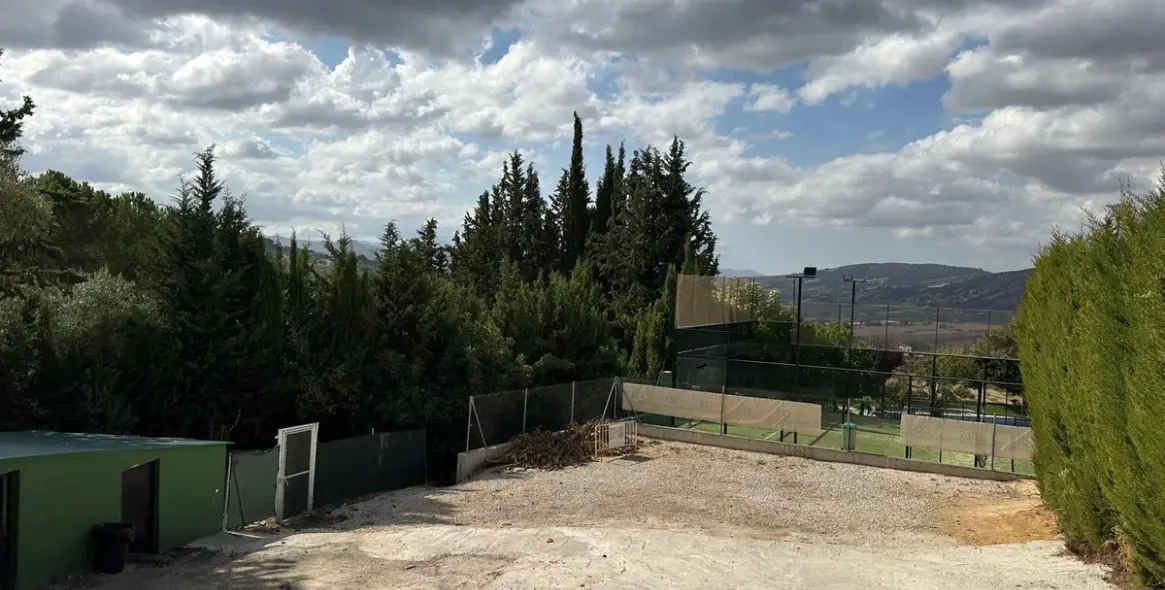 Sale of business in Ronda 39