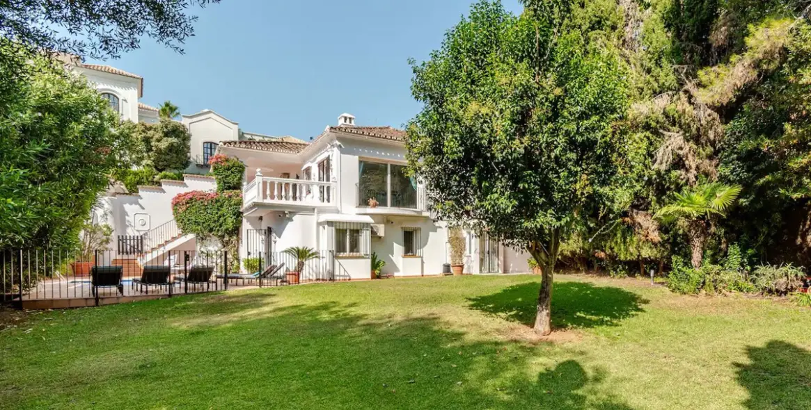 Sale of detached villa in Nagüeles 4