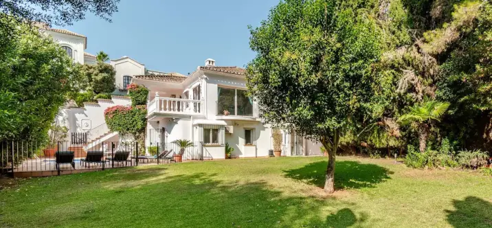 Sale of detached villa in Nagüeles 3