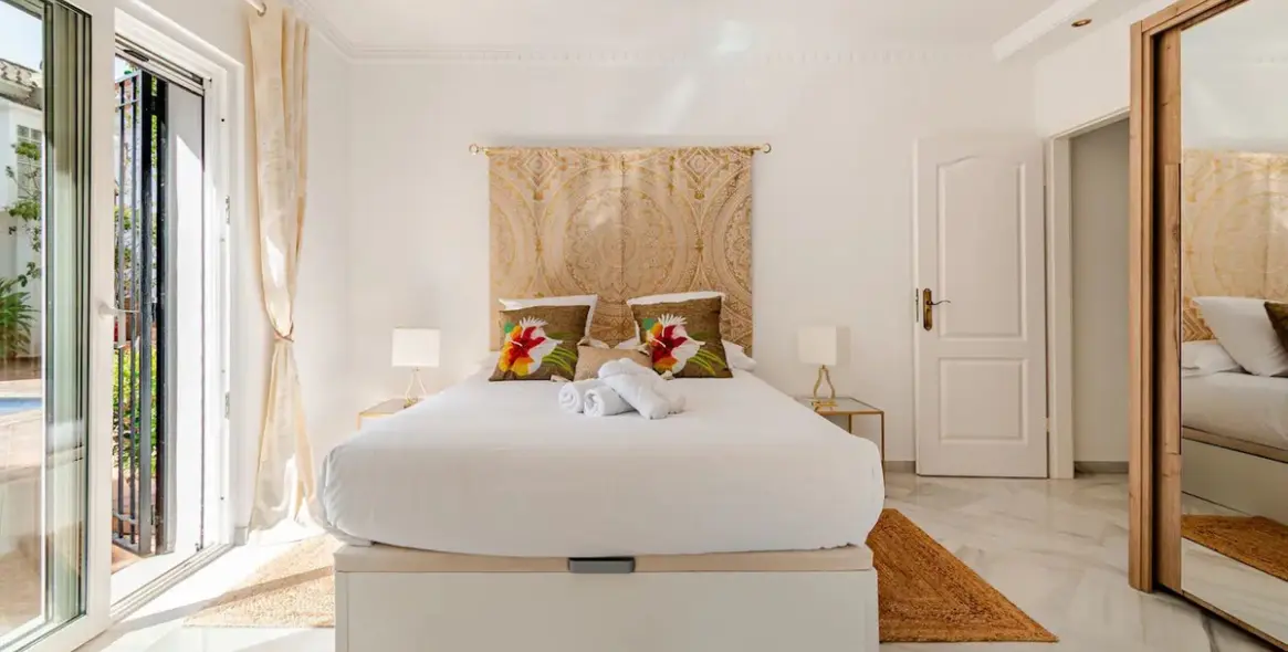 Sale of detached villa in Nagüeles 14