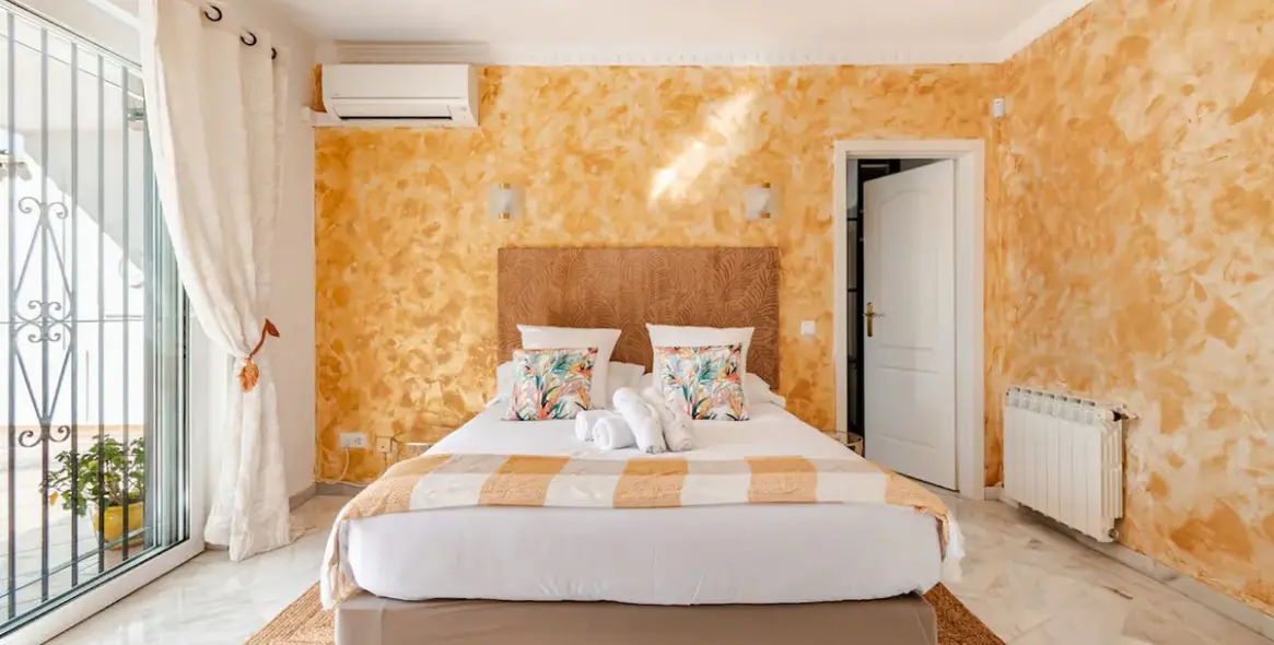 Sale of detached villa in Nagüeles 17