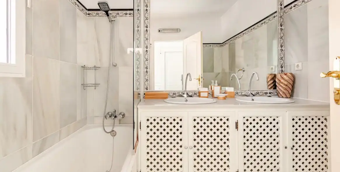 Sale of detached villa in Nagüeles 18