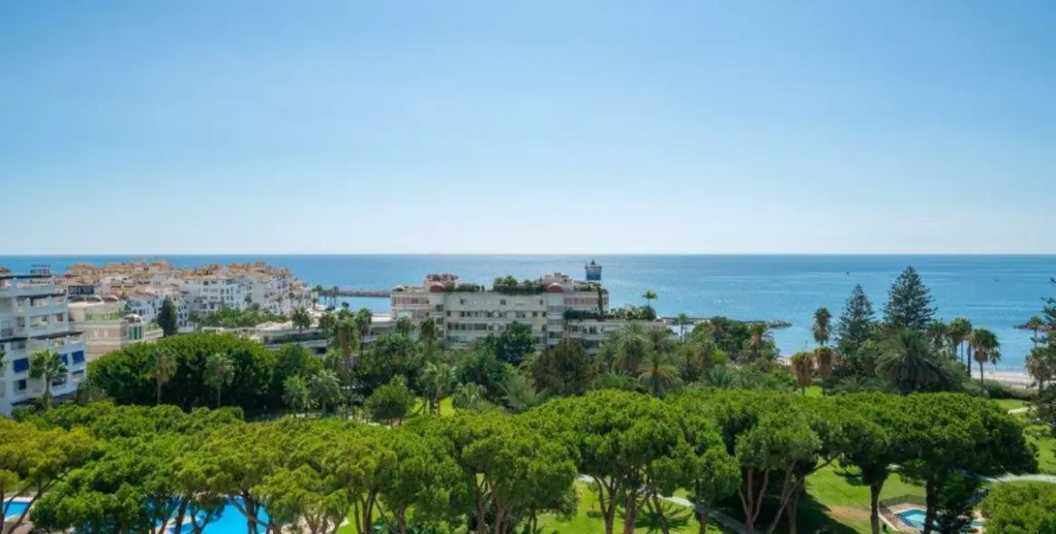 Long-term rent of penthouse duplex in Puerto Banús 2