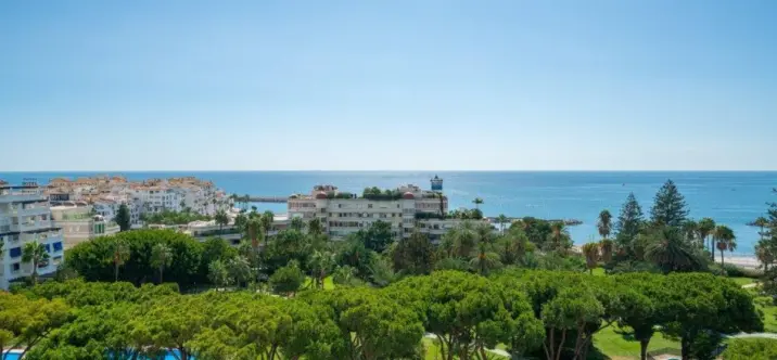 Alquiler a largo plazo de ático dúplex en Puerto Banús 1