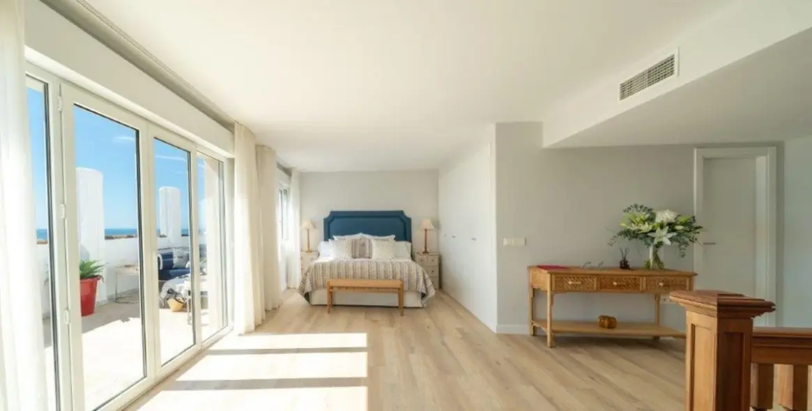 Long-term rent of penthouse duplex in Puerto Banús 33