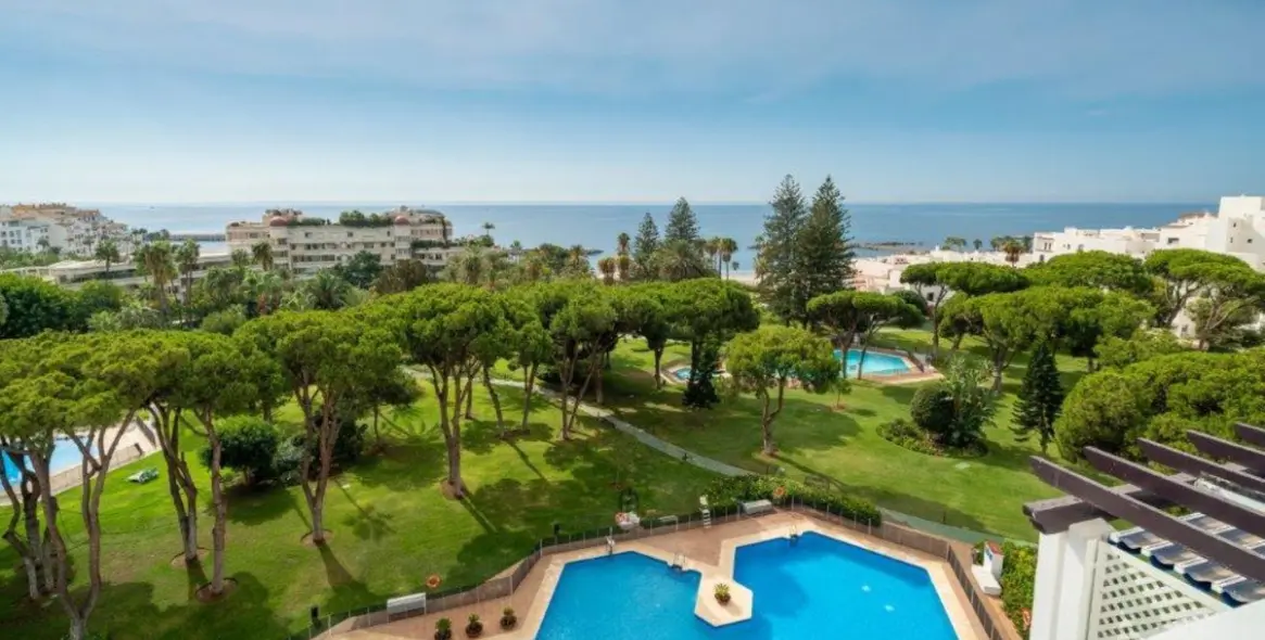 Long-term rent of penthouse duplex in Puerto Banús 44