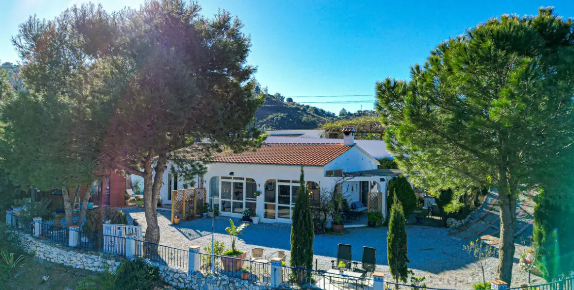 Продажа  отдельно стоящей виллы в Cómpeta 1