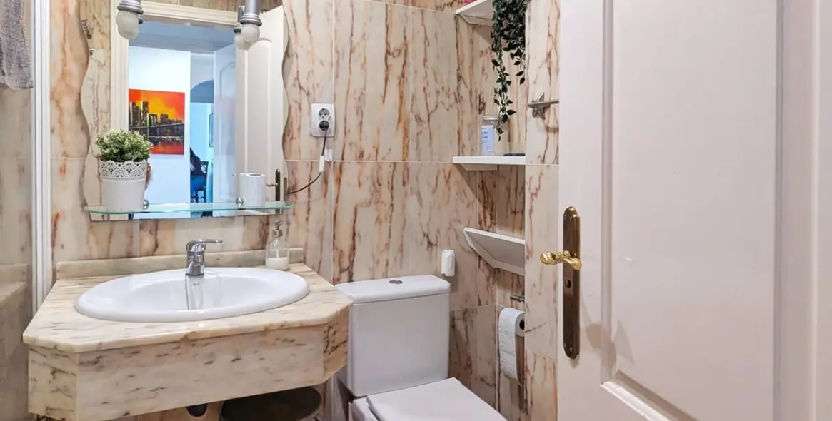 Sale of middle floor apartment in Torrequebrada 1