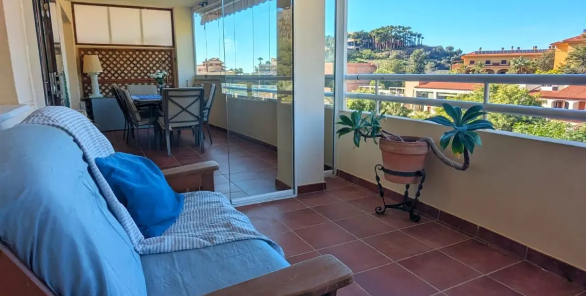 Sale of middle floor apartment in Torrequebrada 9