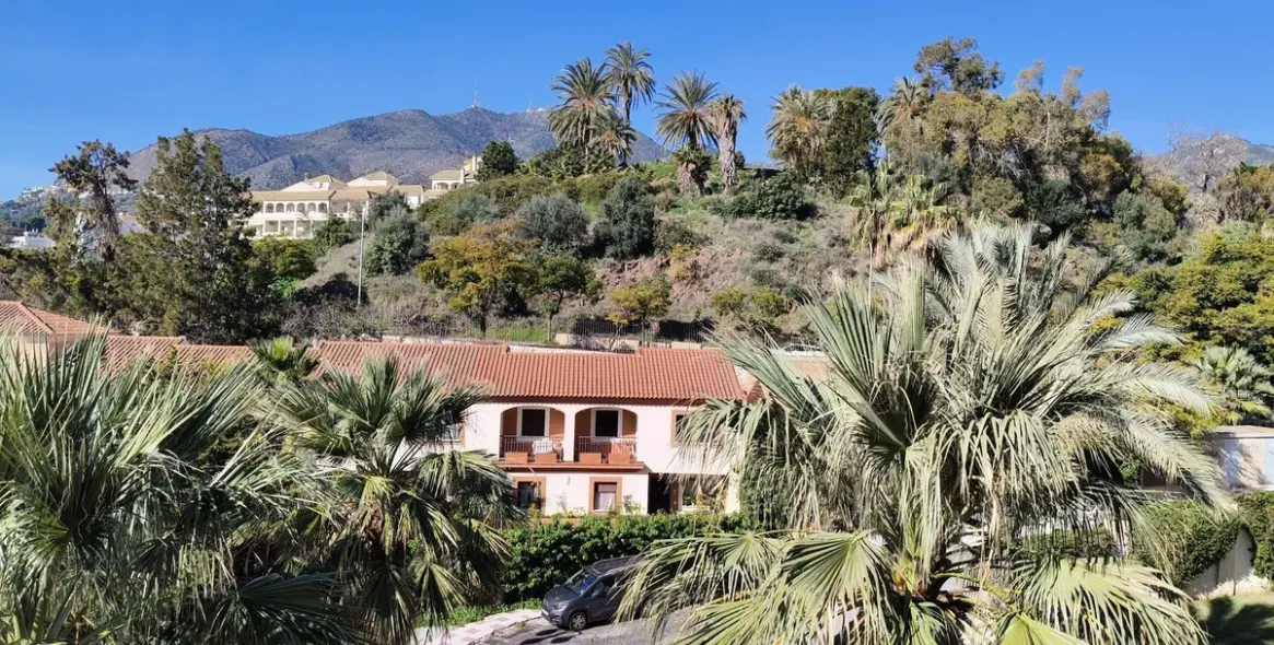 Sale of middle floor apartment in Torrequebrada 17