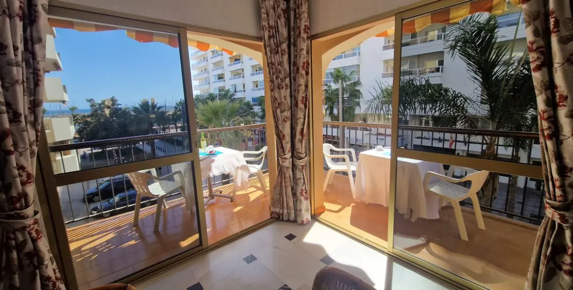 Sale of middle floor apartment in Fuengirola 1