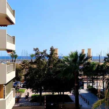 Sale of middle floor apartment in Fuengirola