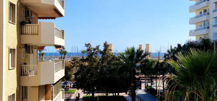 Sale of middle floor apartment in Fuengirola 1